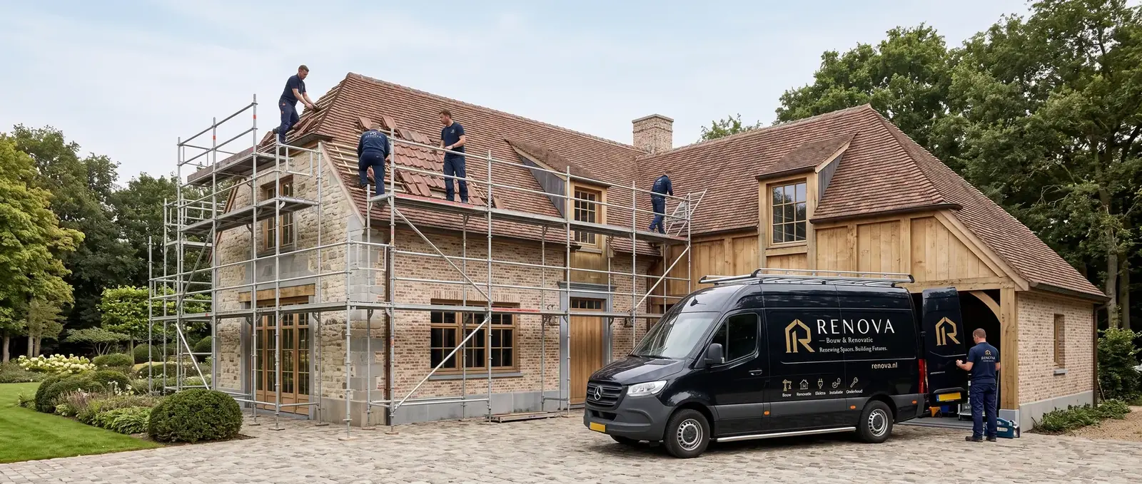 Dakrenovatie van een boerderij in de steigers